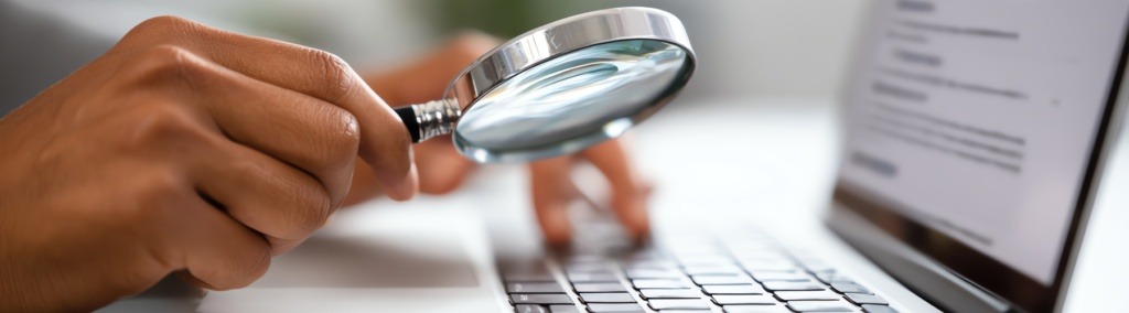 undersöker med förstoringsglas