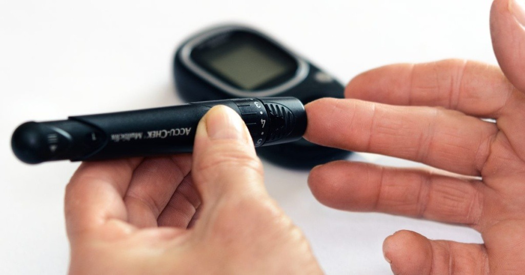 ta en diabetes spruta i fingret