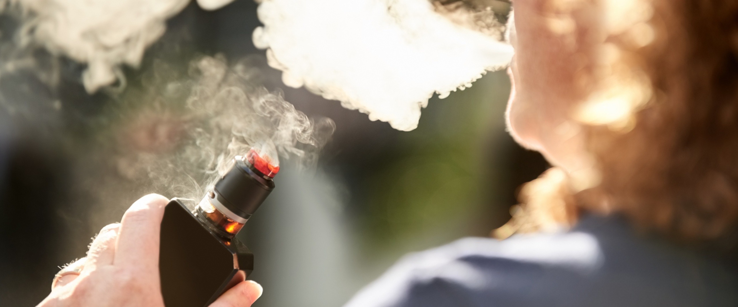Påverkar vape våra lungor? Kvinna som vapear